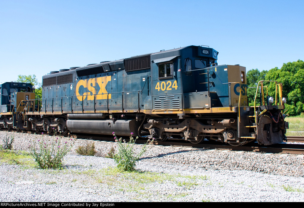 CSX 4024 is in charge of today's L446